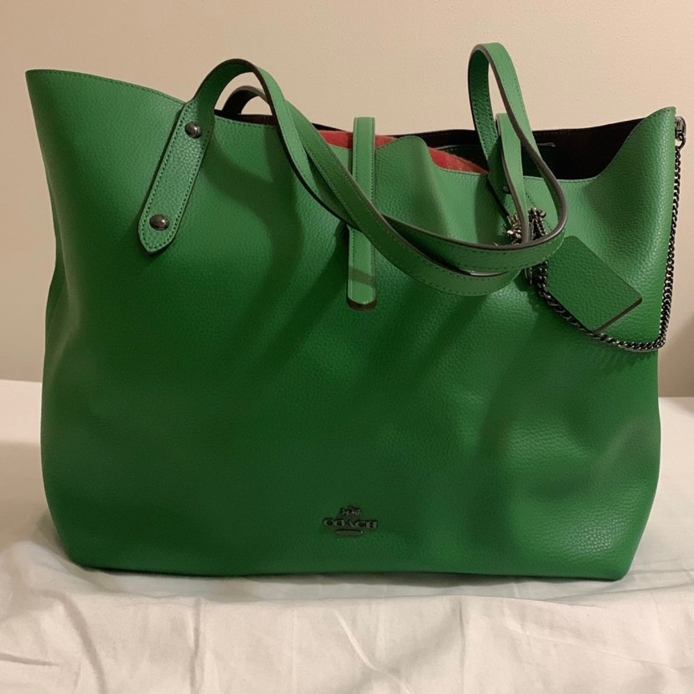 Coach purse, Kelly green. One medium zipper pocket inside. Like new, 14 x 11.